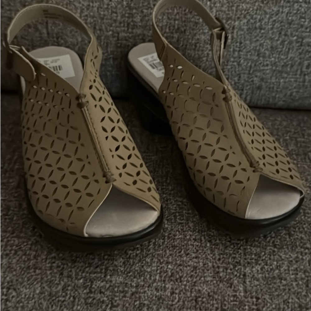 Elegant Cut-Out Tan Sandals